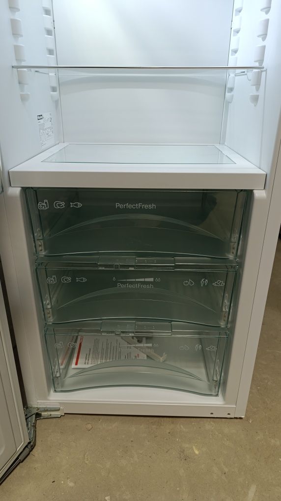 Холодильна камера Miele K 37273 iD
