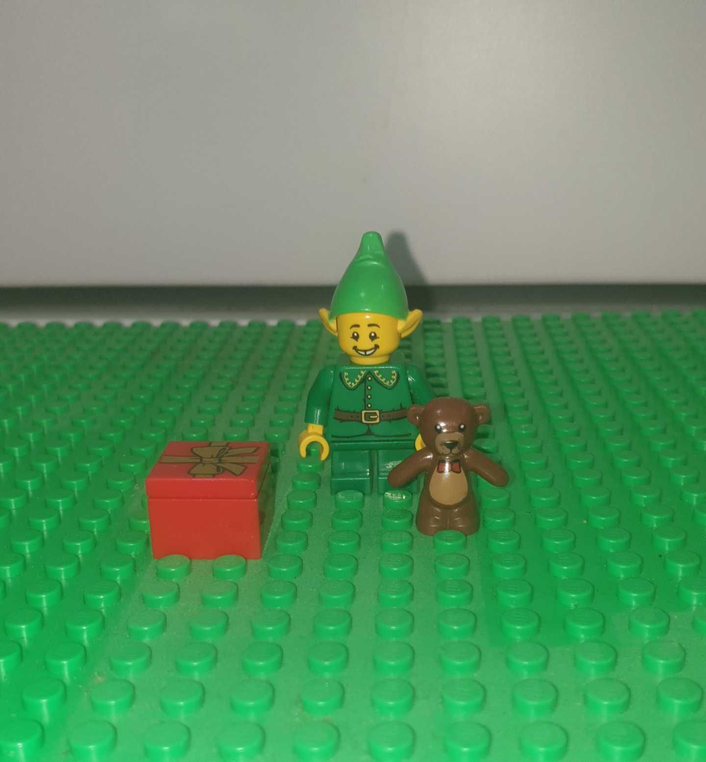 Lego Minifigures series 11 Holiday Elf