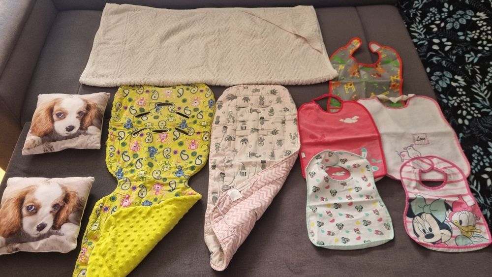 zestaw dla dziecka śliniaki, wkładki, ręcznik, poduszka