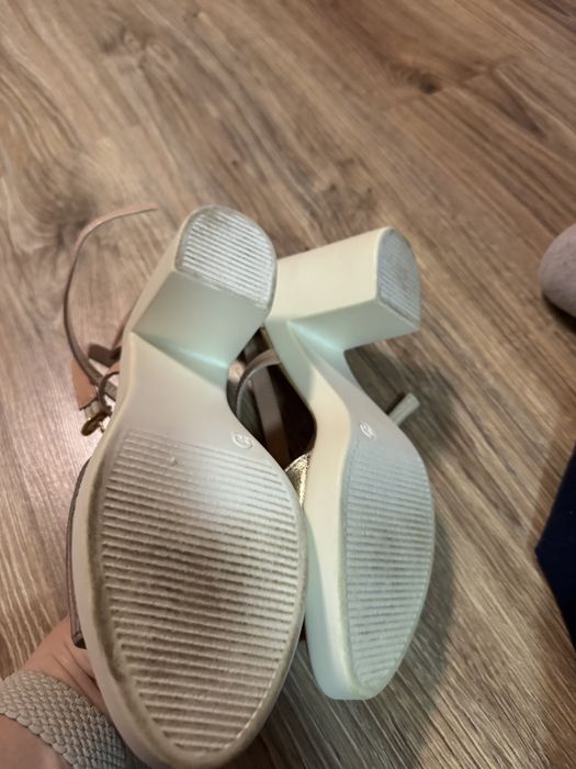 Босоніжки шкіряні на каблуку 38 р