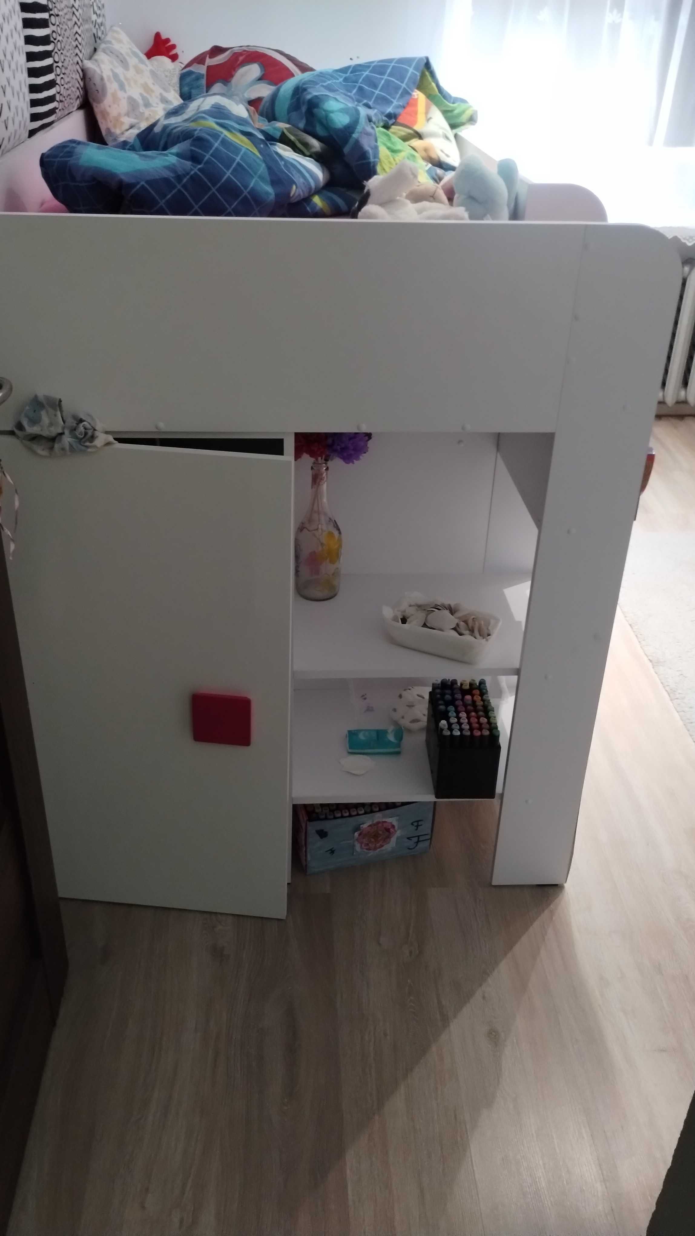Łóżko podwyższone z biurkiem, komodą i szafka z dodatkowymi schodami.
