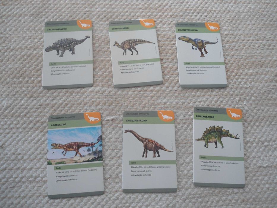 Caixa com cartões de 50 dinossauros gigantes