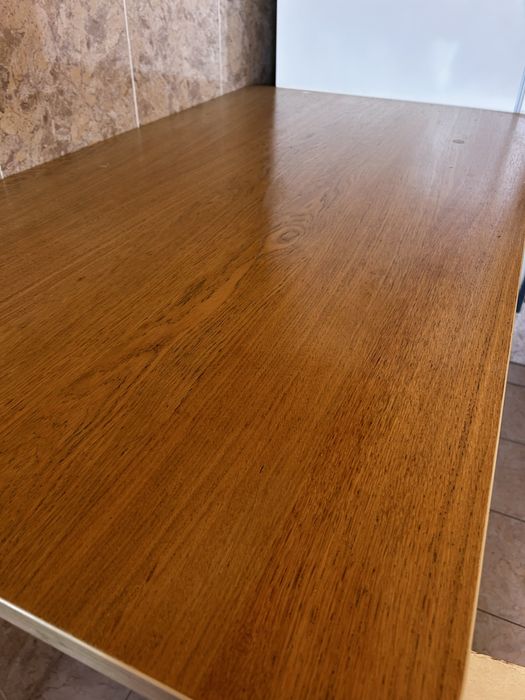 Mesa alta com furo para electricidade