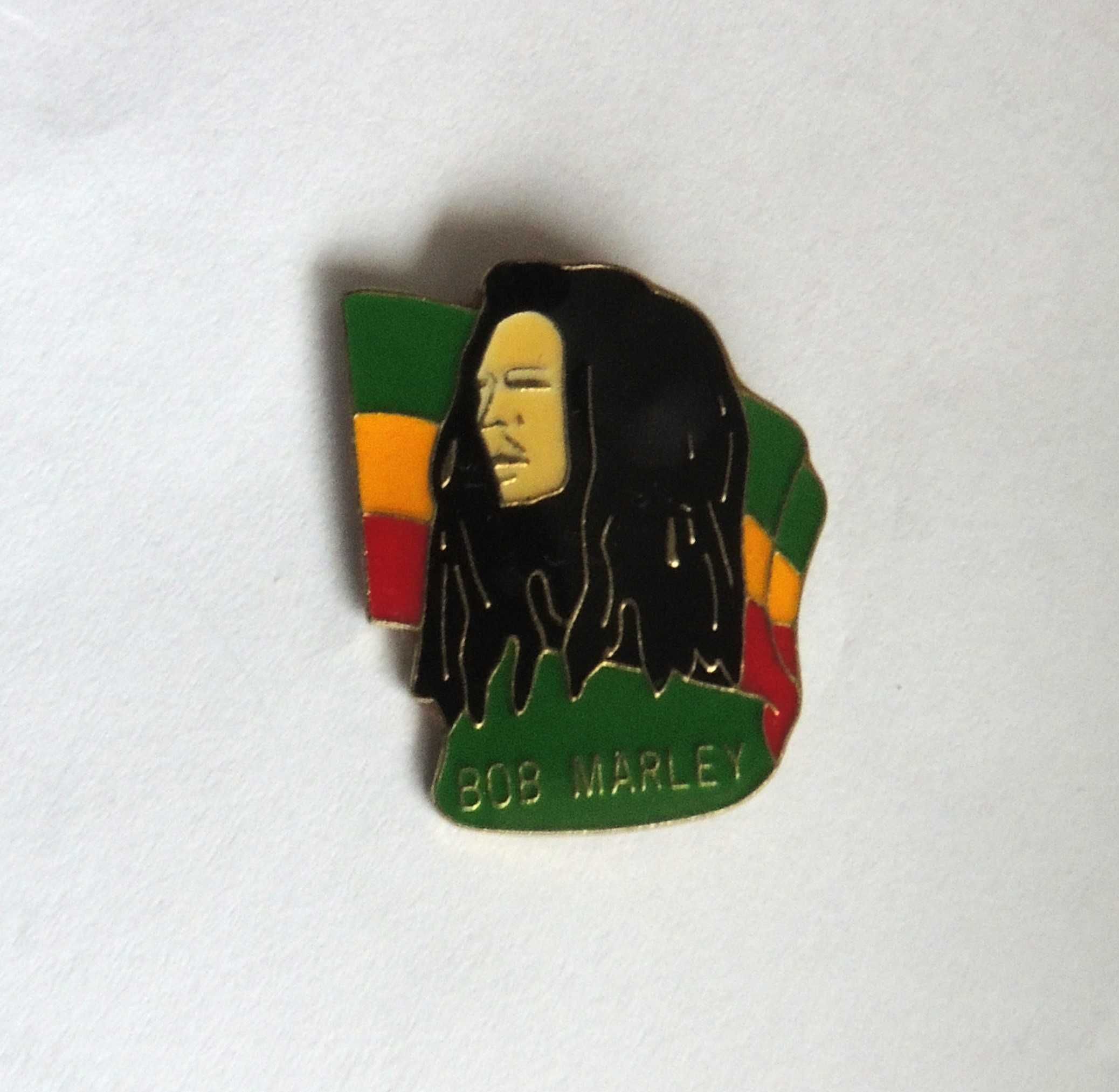 Bob Marley reage emaliowana przypinka