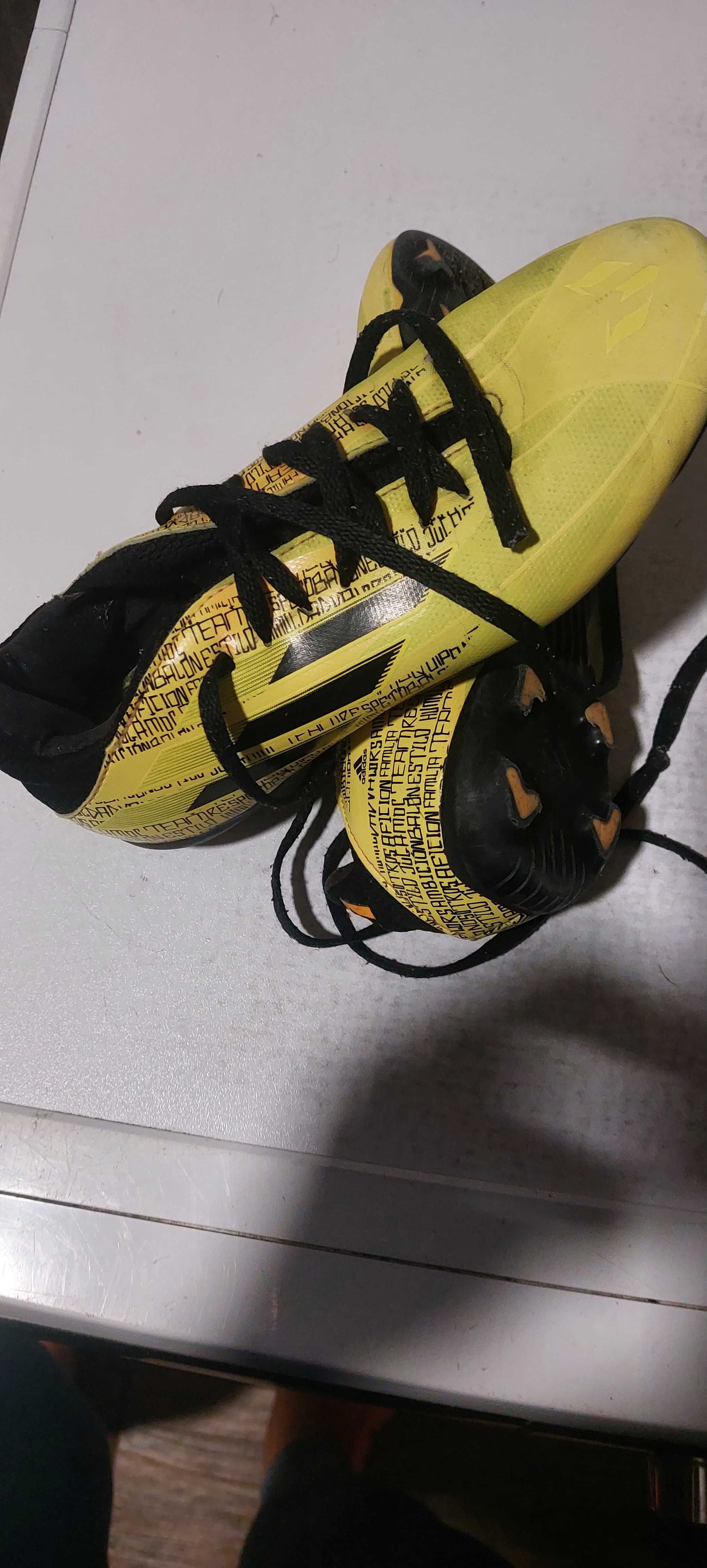 Żółte buty sportowe-korki