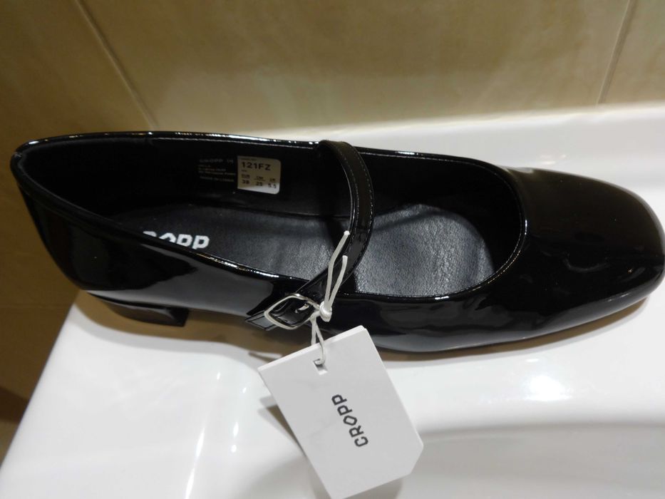 Czarne lakierowane baleriny z paskiem