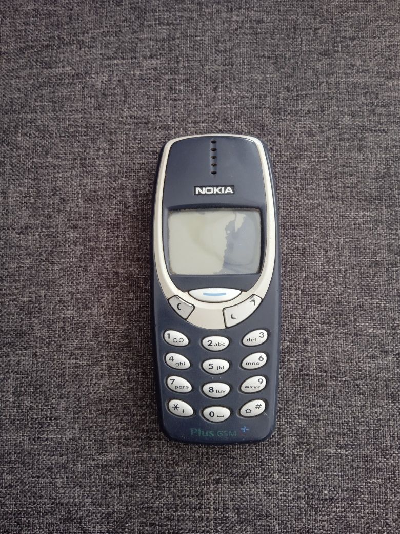 Stara Nokia 3310 kolekcjonerska telefon komórkowy z ładowarką