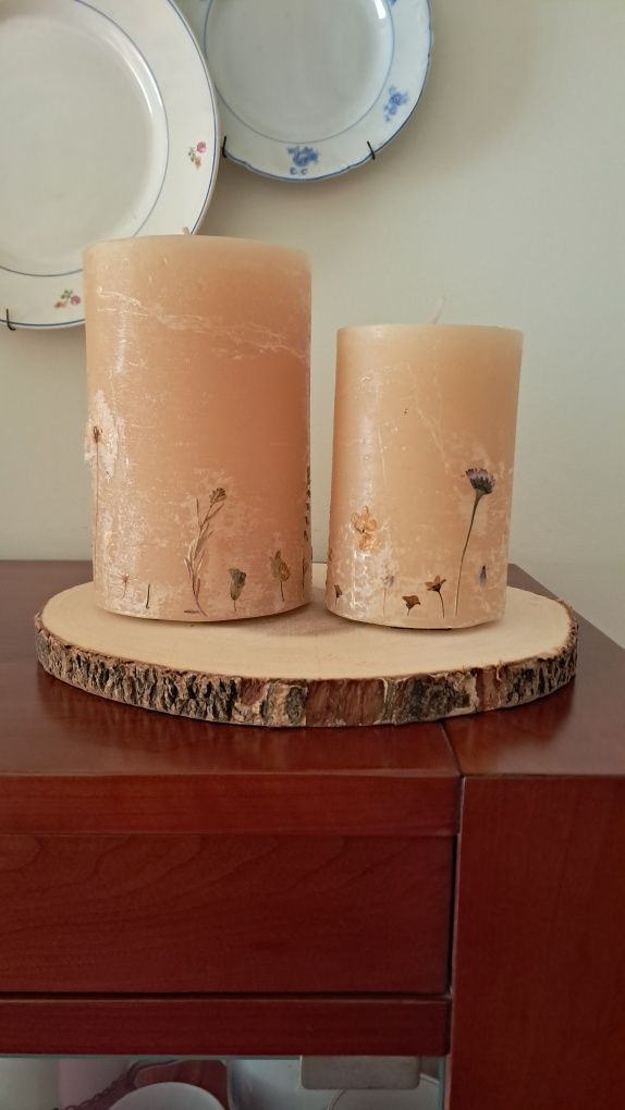 Velas decoradas com flores secas
