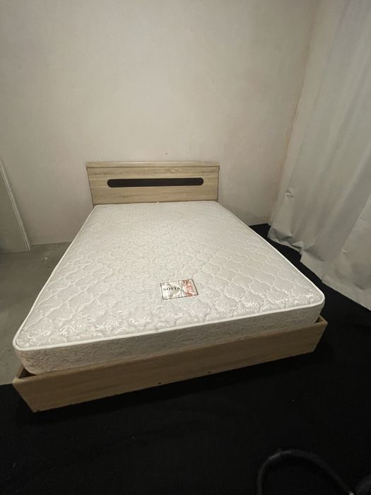 Продам двоспальне ліжко з матрацом