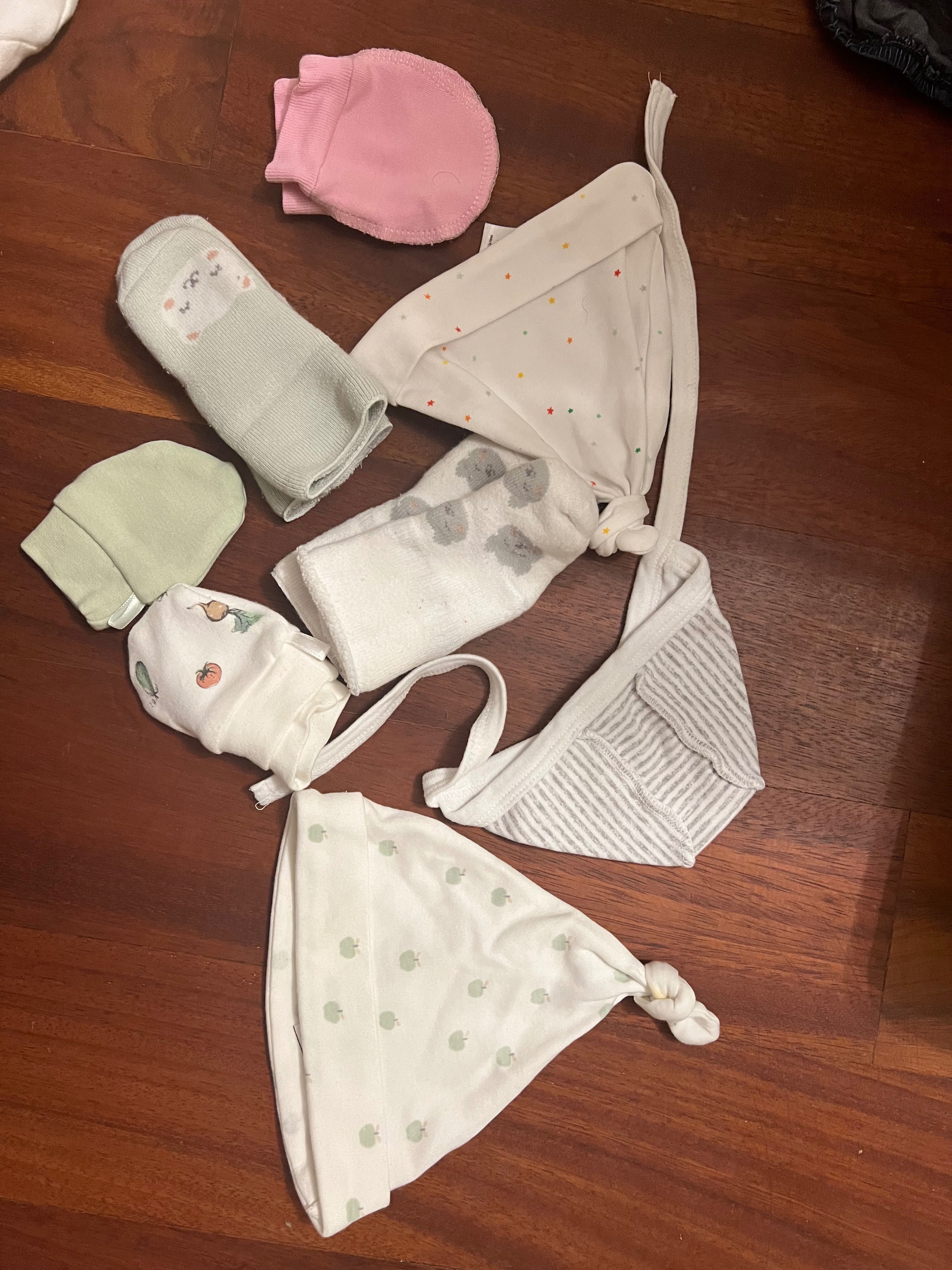 Czapeczki, rękawiczki i skarpetki dla noworodków