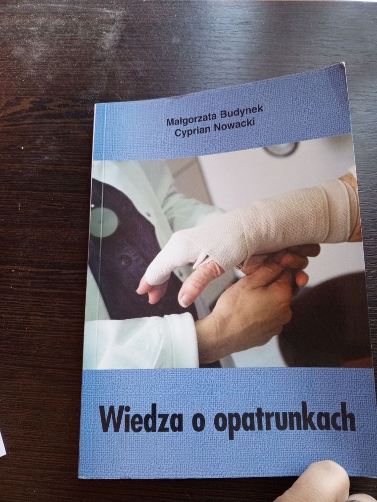 Książka wiedzą o opatrunkach