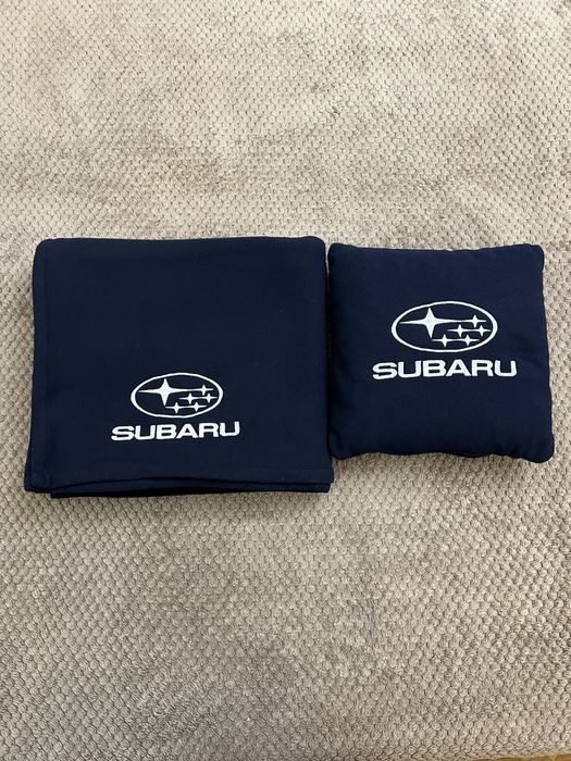 Плед та подушка з логотипом Subaru