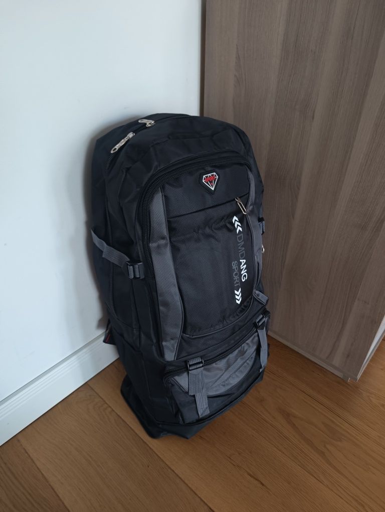 Duży plecak turystyczny, w góry, regulowany 70 L, trekkingowy, lekki