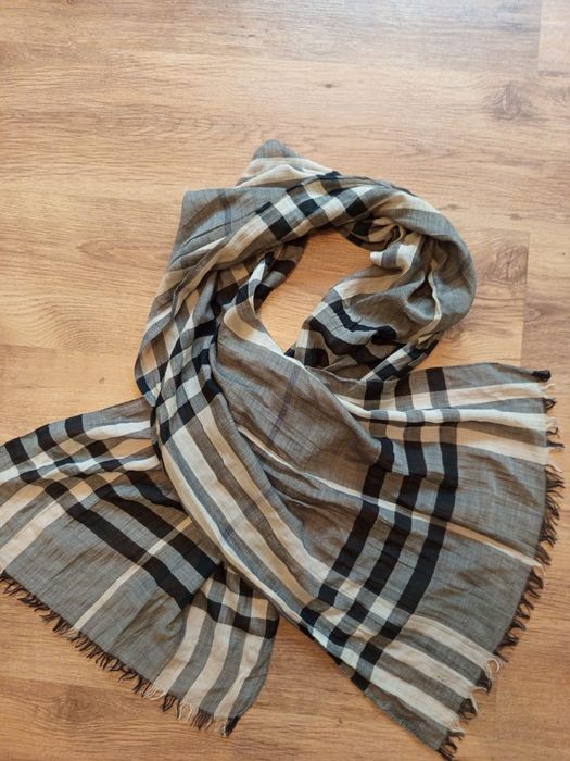 Burberry oryginalne lekkie szalik w stanie dobrym