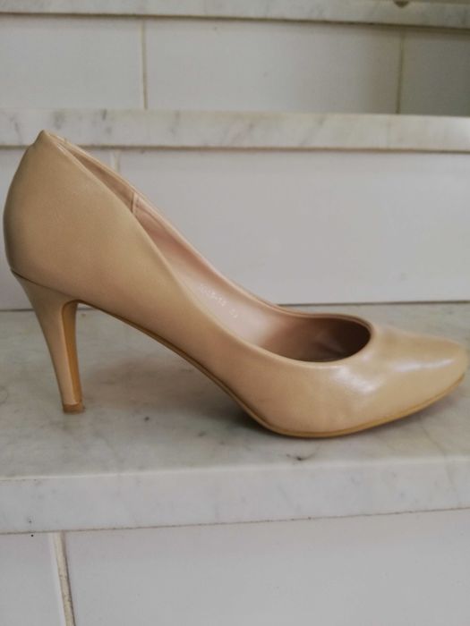 Buty na obcasie, kolor beżowy, r. 40