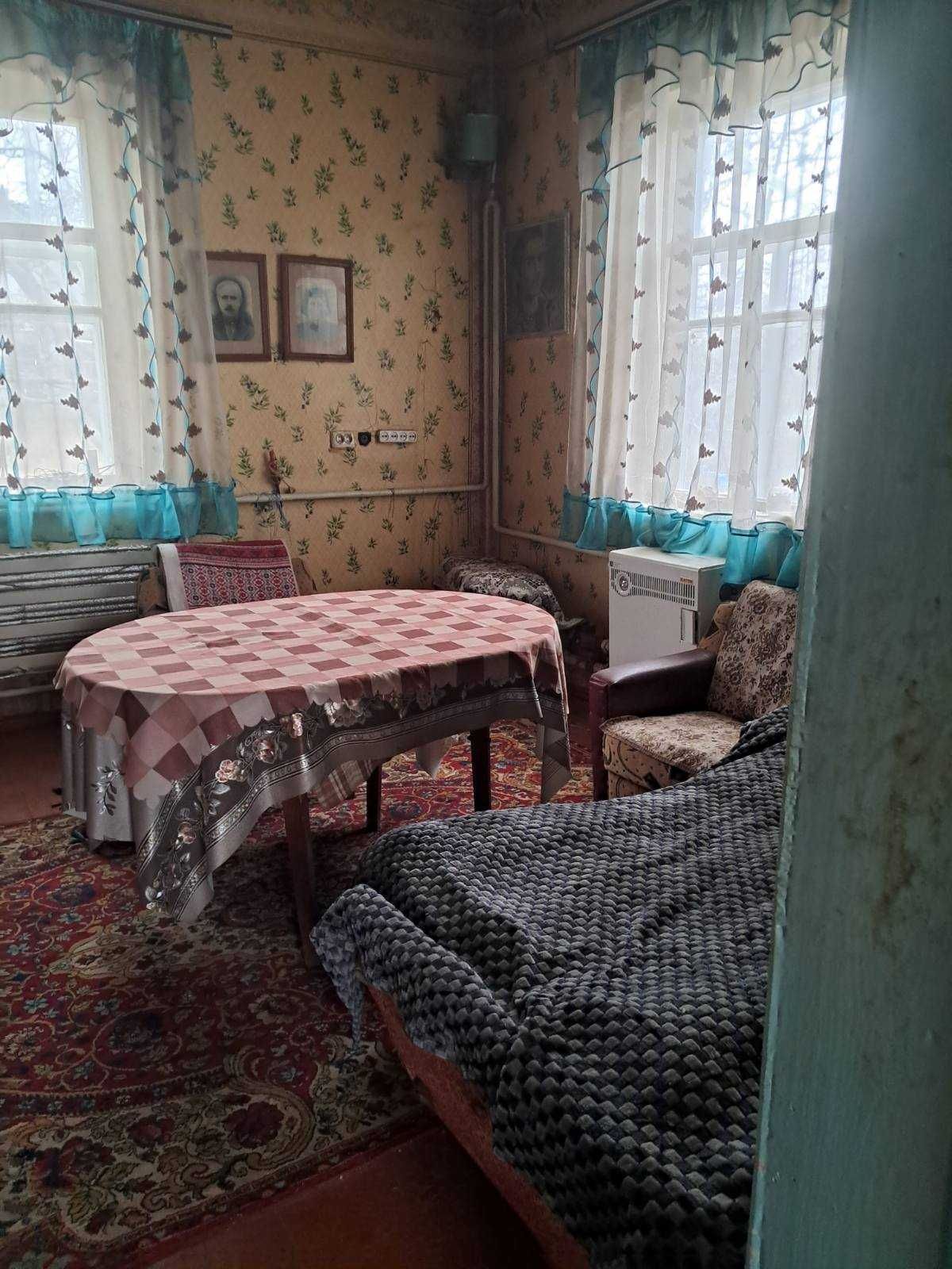 Будинок в с. Іваньки Черкаської обл. з земельними ділянками