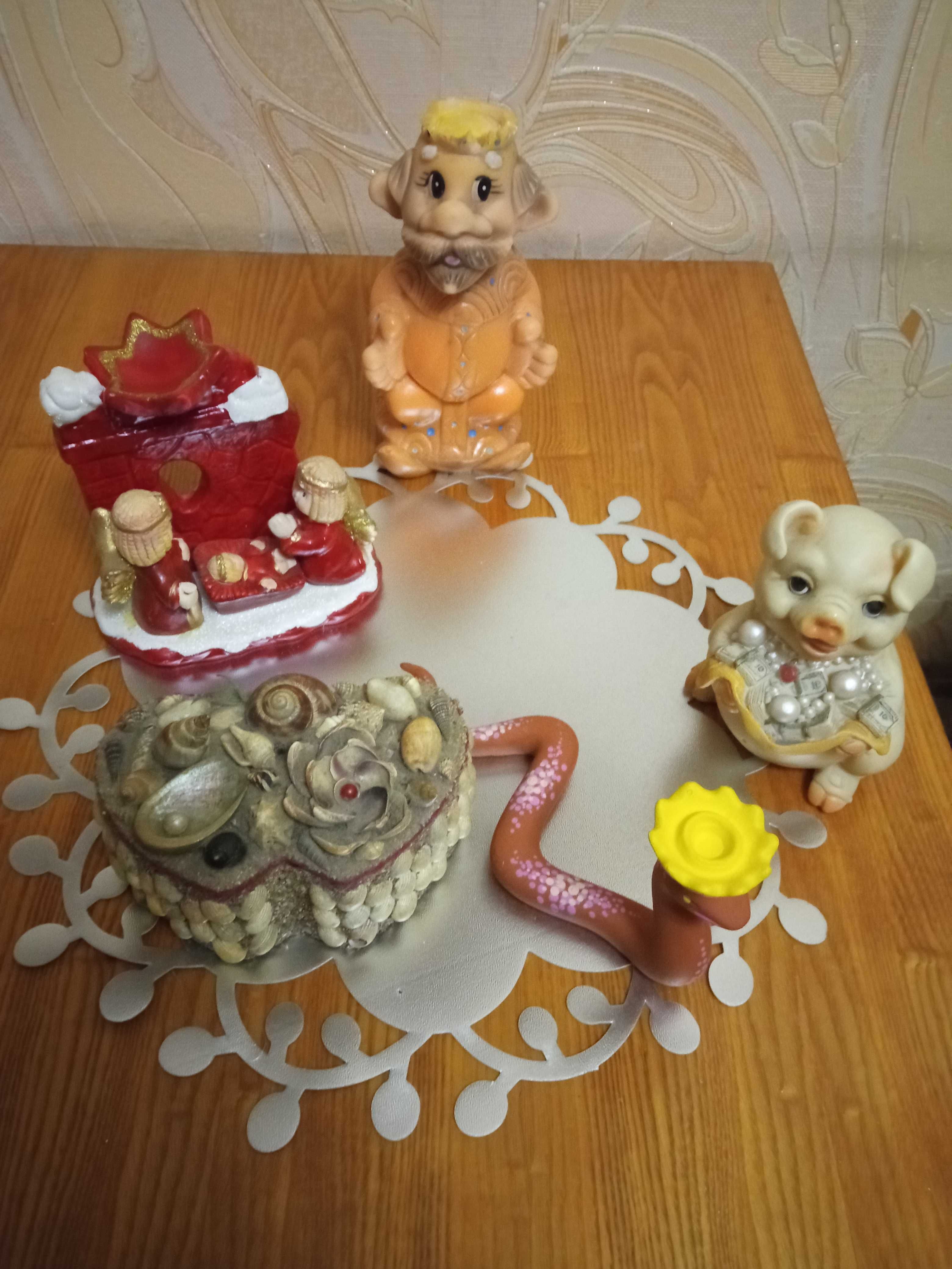 Статуэтки,подсвечники,шкатулка и другие сувениры