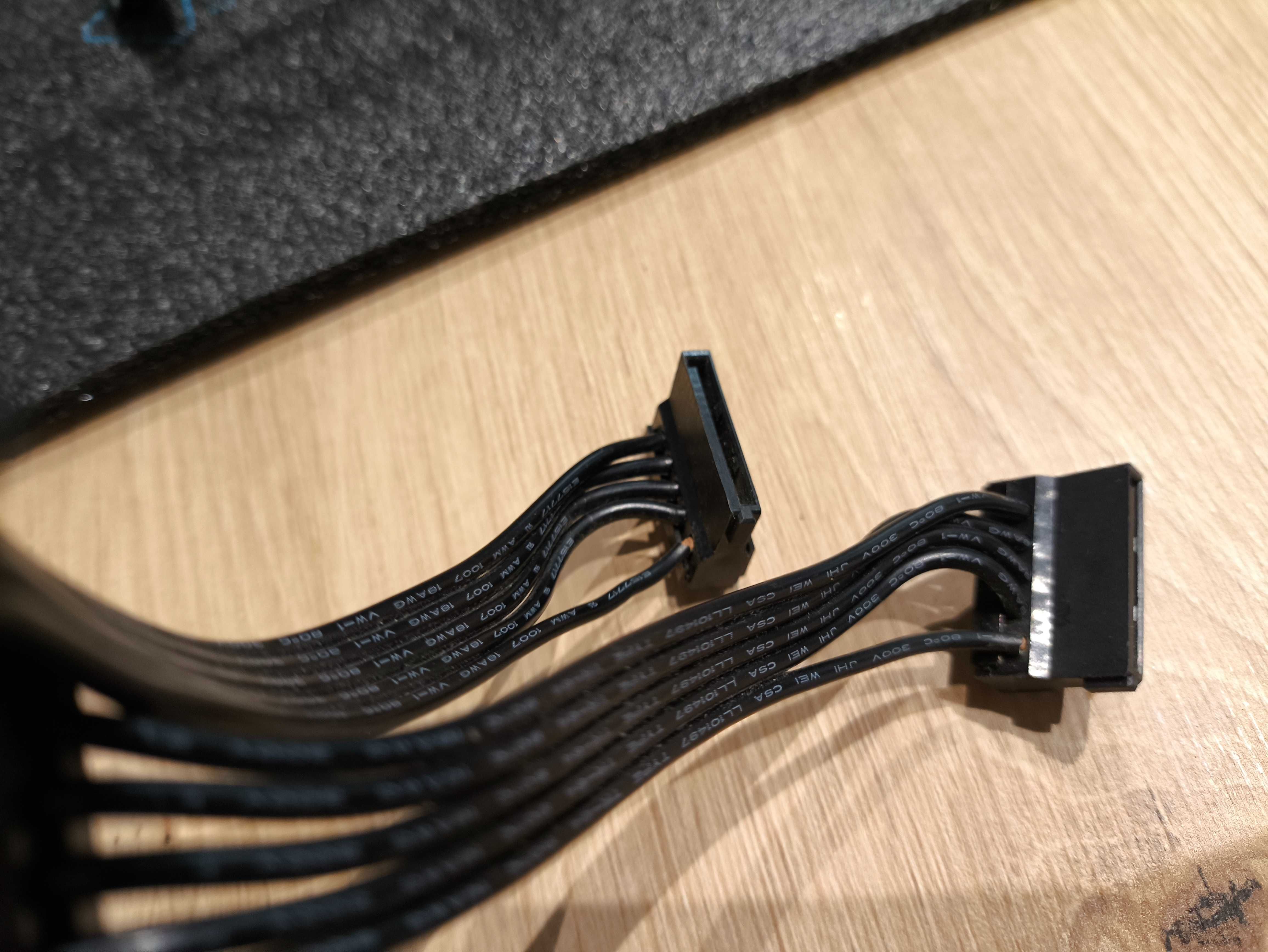 Zasilacz komputerowy Cooler Master V1000 o mocy 1000W