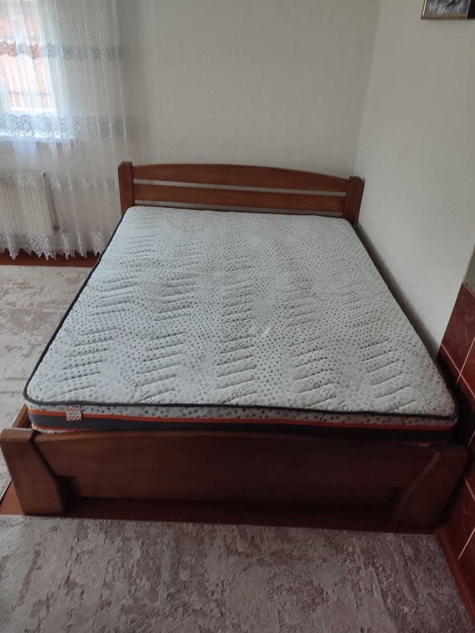 Дерев'яне двохспальне ліжко