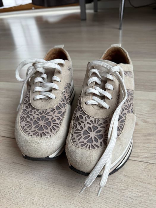 Beżowe skórzane sneakersy na platformie