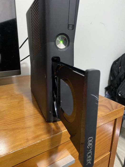 Xbox 360 + Kinect + 1 Controle + 2 Jogos (Injustice e Diablo III)