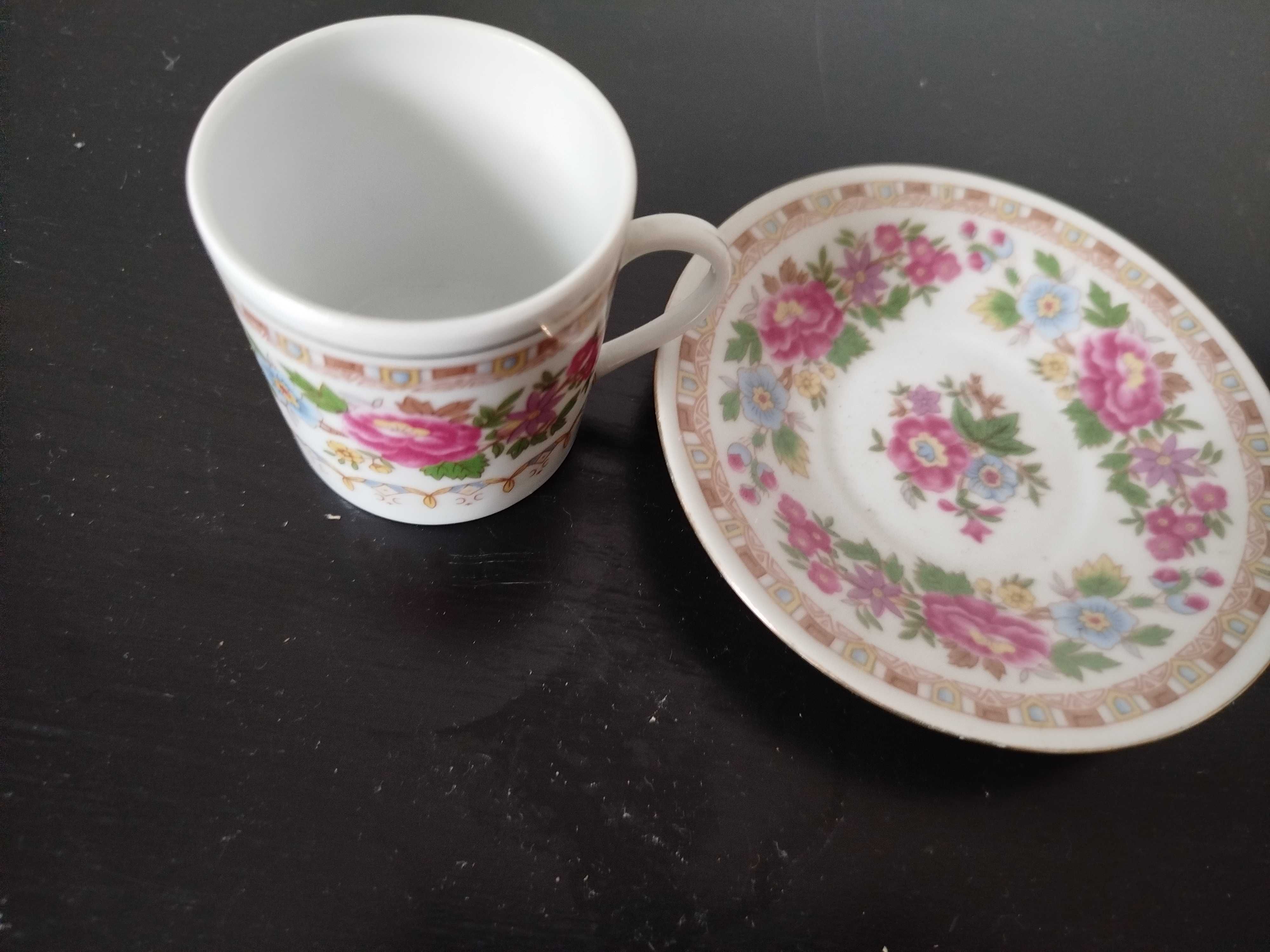 Três chávenas de café duas iguais e uma diferente