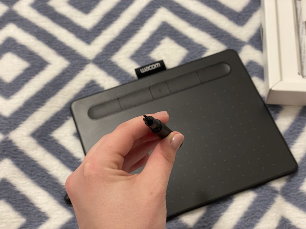 Графічний планшет Wacom Intuos small з Bluetooth чорний