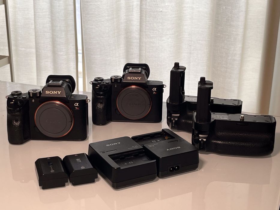 Vendo 2 corpos Sony A7riii Full-frame 42mp + 2 Grip / Punho
