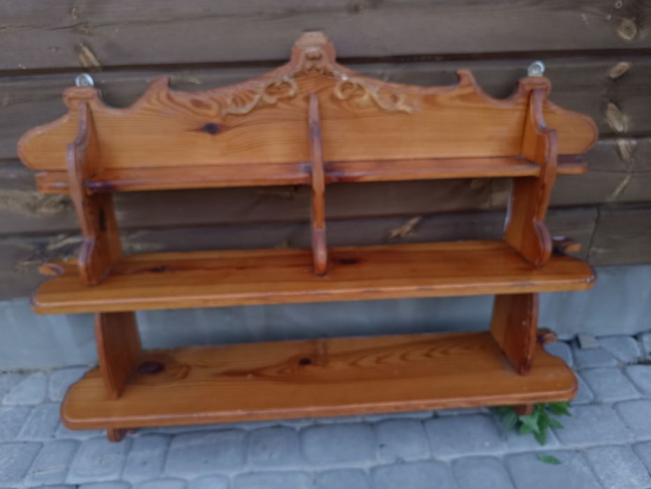 Drewniana półka z rzeźbionymi ornamentami