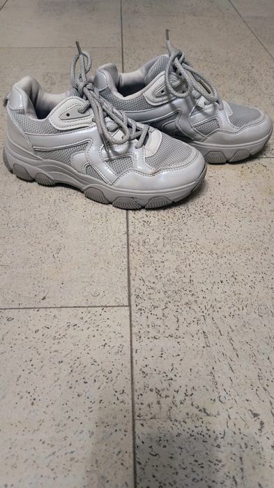 Продам кросівки 22см