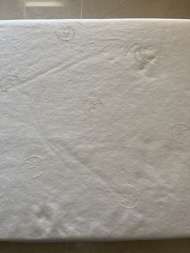 Berço e colchão de criança
