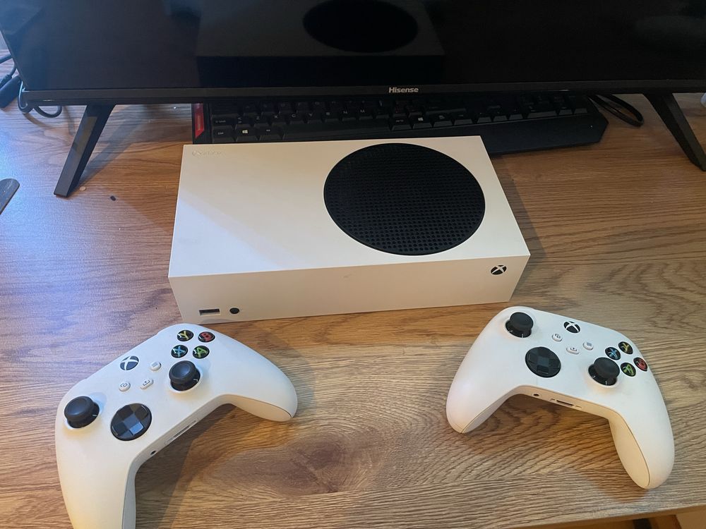 Xbox series S com dois controles