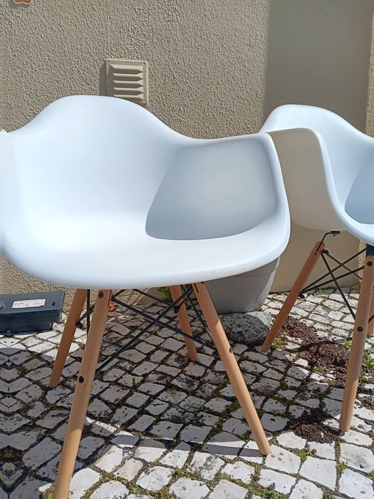 2 Cadeiras  Brancas com braços