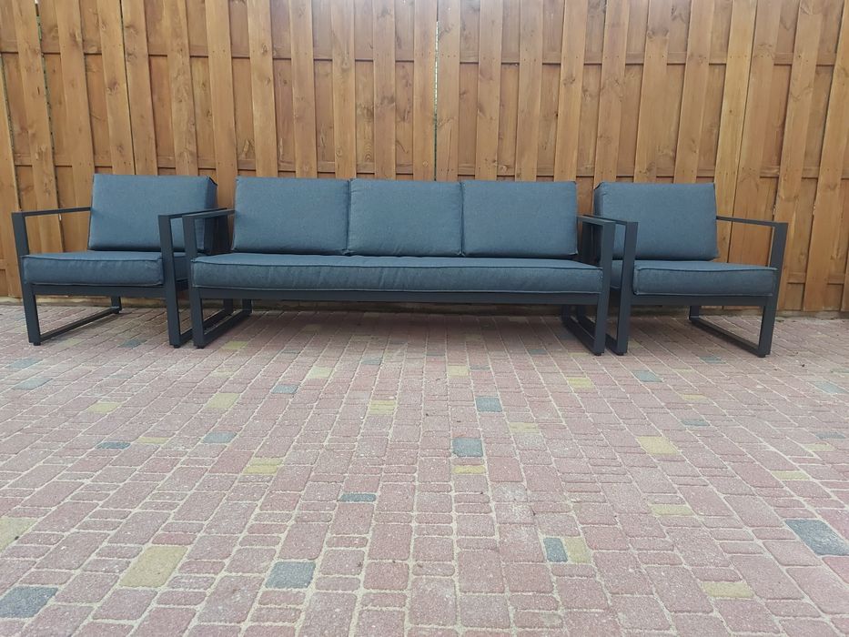 Dostępny zestaw meble ogrodowe Vonge sofa dwa fotele, stolik.