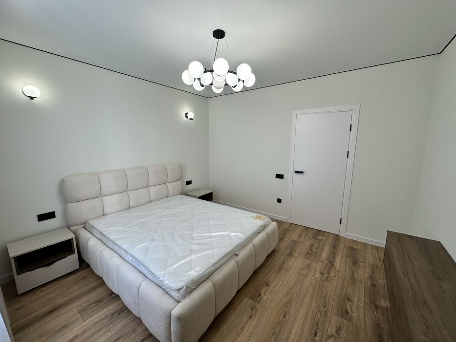 Продаю 2к з кухнею студією біля озера.