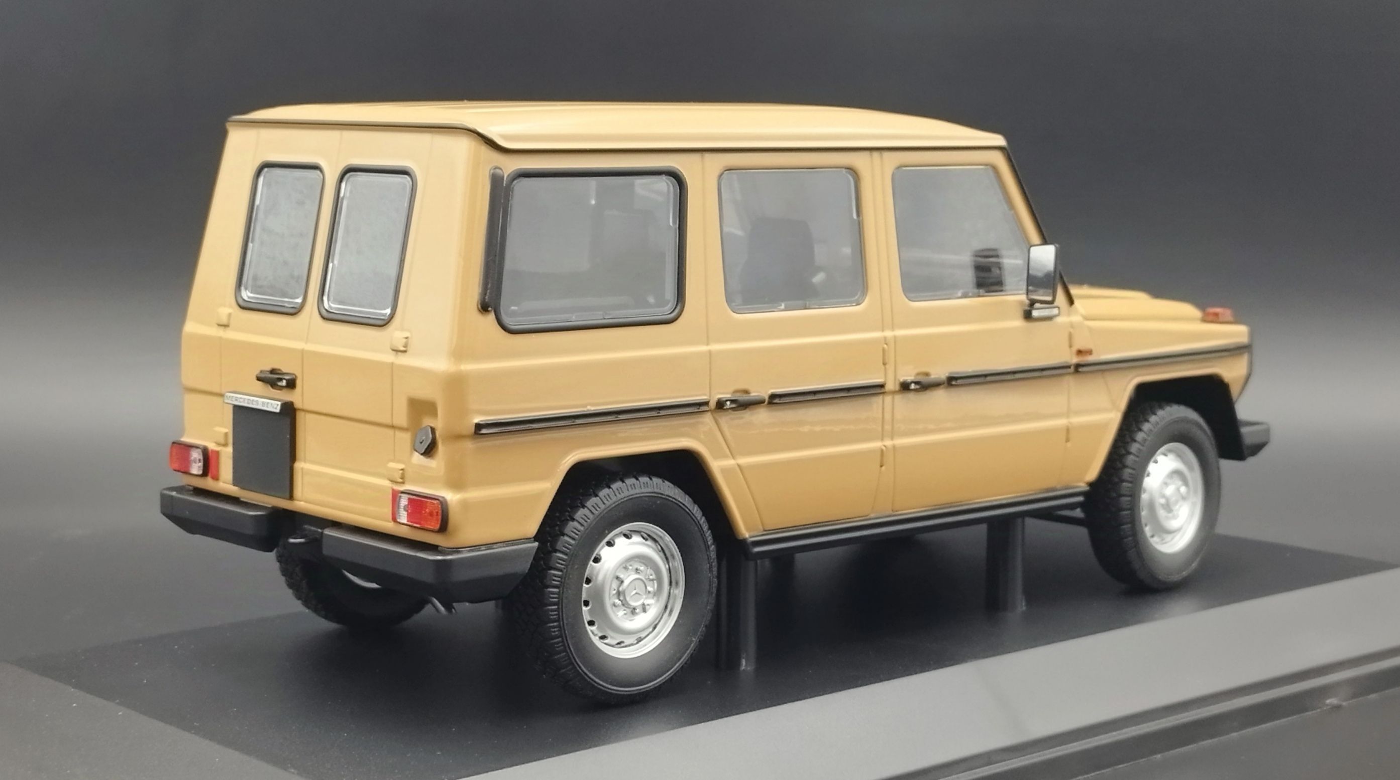 Mercedes Benz G-CLASS (W460) LWB 1980 1:18 Minichamps limit 1/504