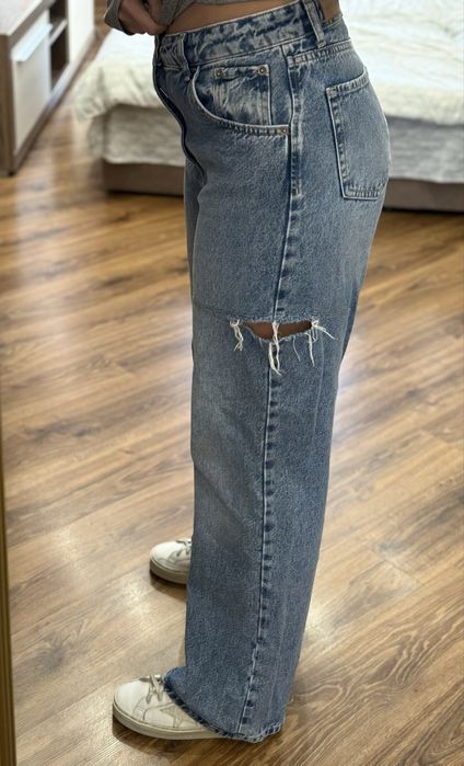 Джинсы с разрезами по бокам