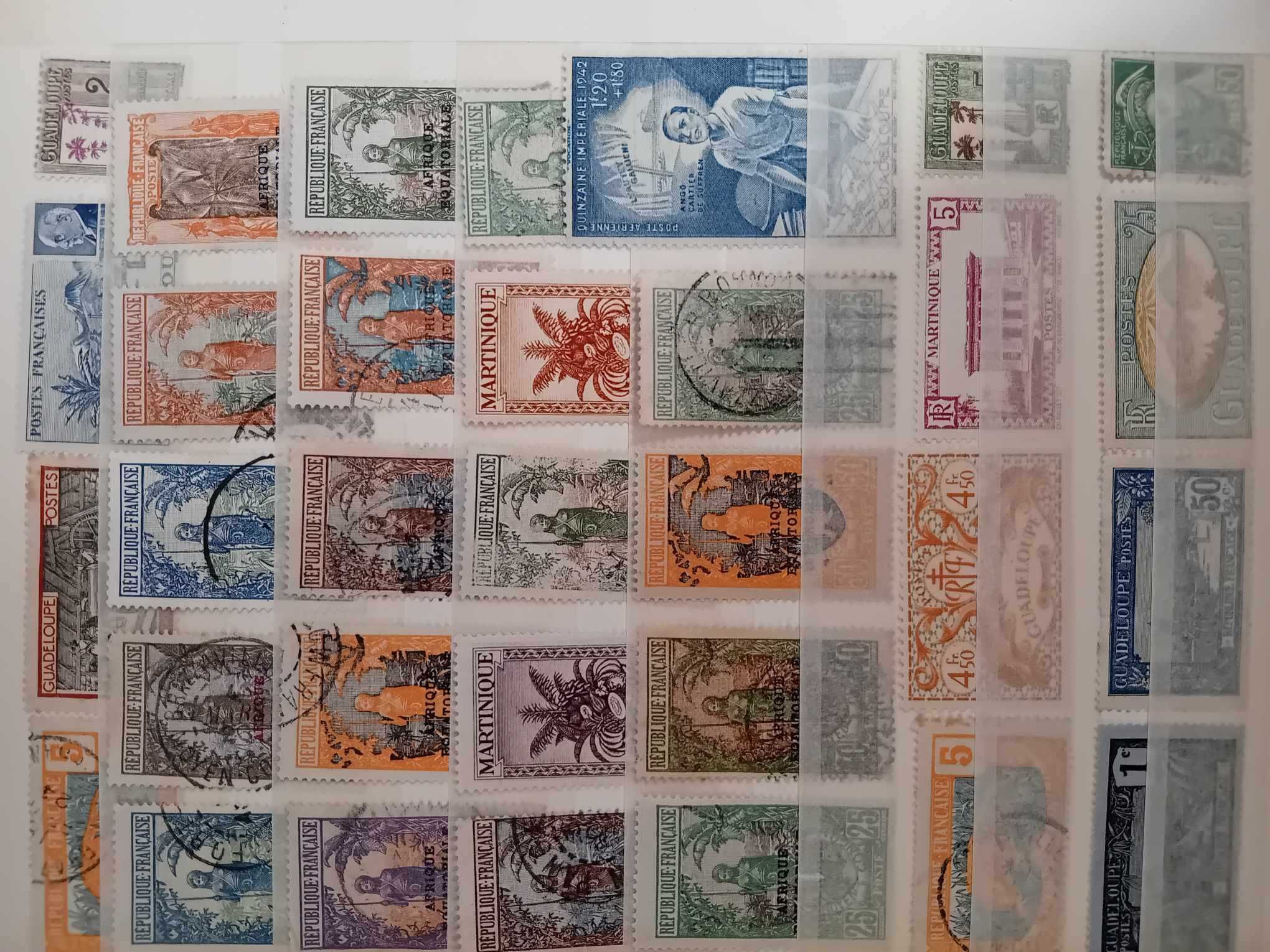 Sprzedam mały  klaser ze starymi znaczkami z Całego Świta