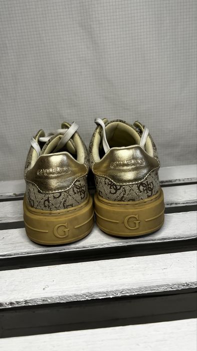 жіночі кросівки Guess Denesa13