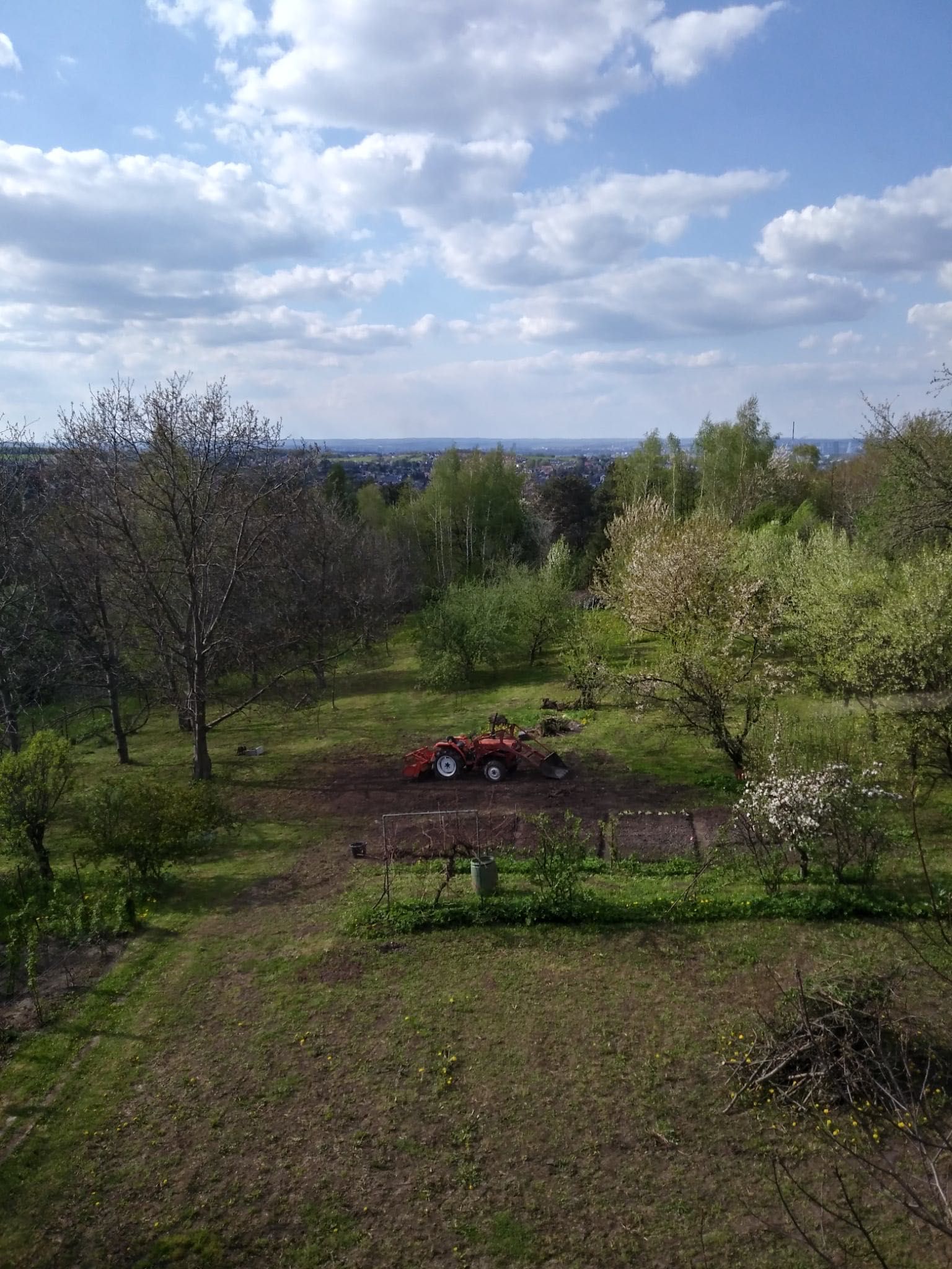 Dwa domy przy Wieliczce obok Krakowa, zieleń, piękny widok, obok park
