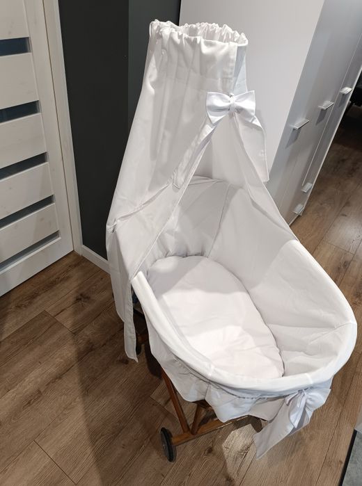 Kosz Mojżesza na kółkach