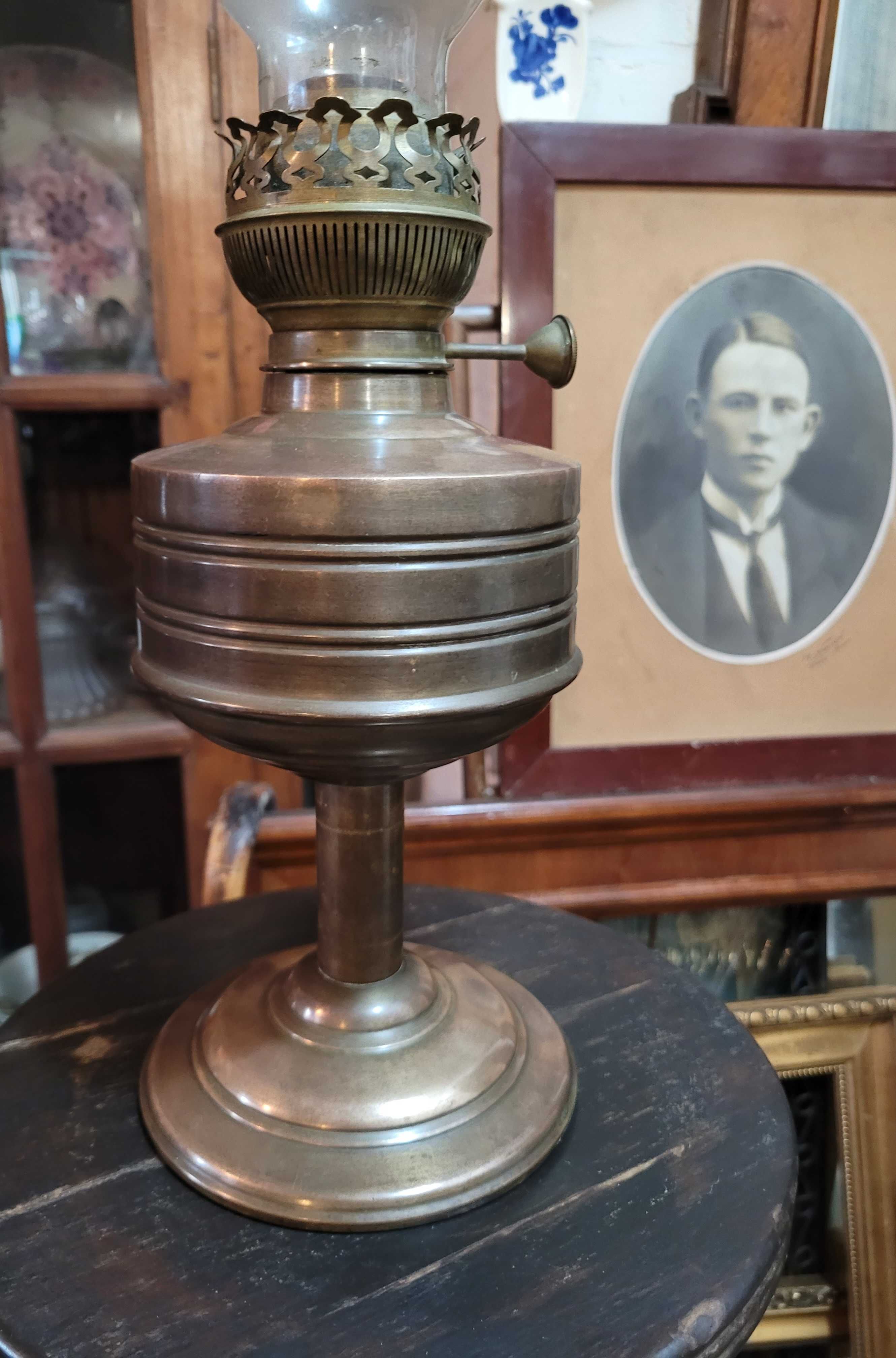 Stara przedwojenna lampa naftowa