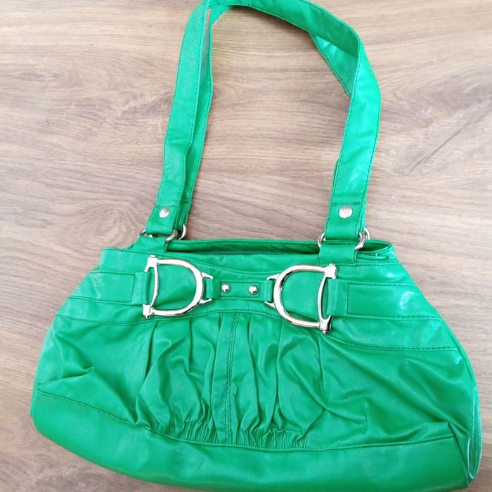 Zielona torebka z kieszonkami