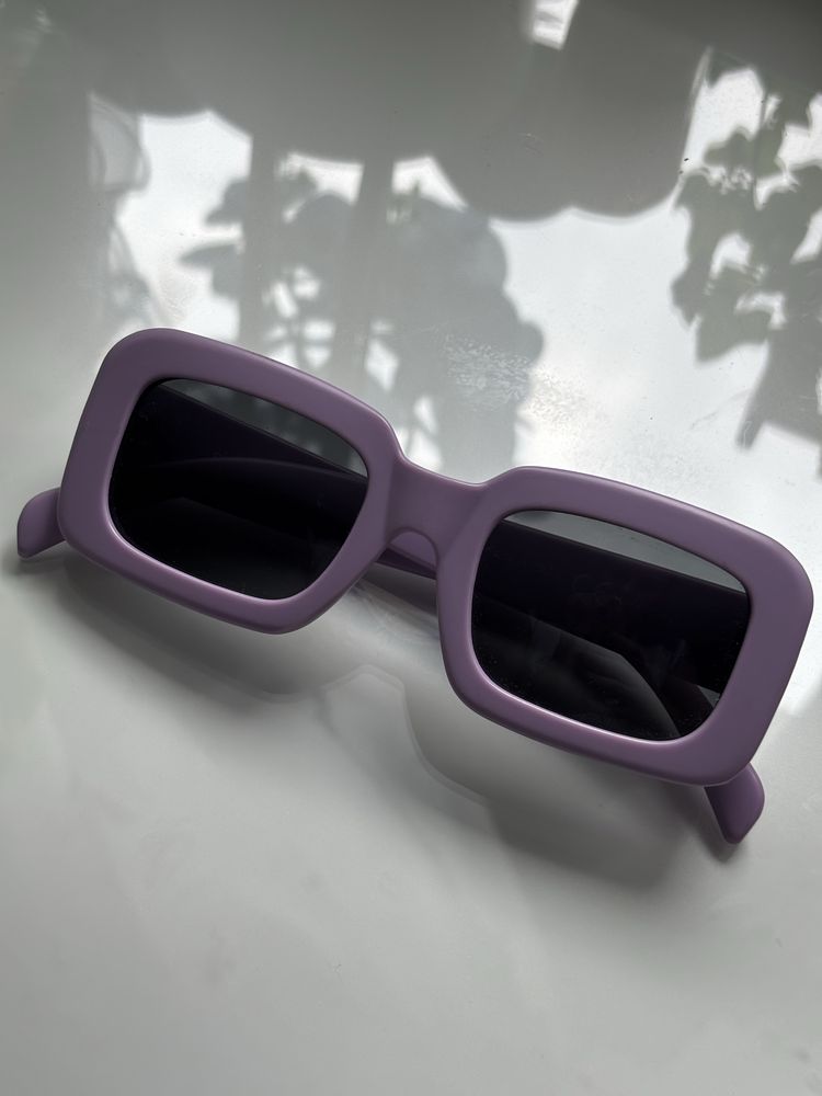 nowe lilijowe fioletowe modne okulary z błyszczącymi motylkami po boku