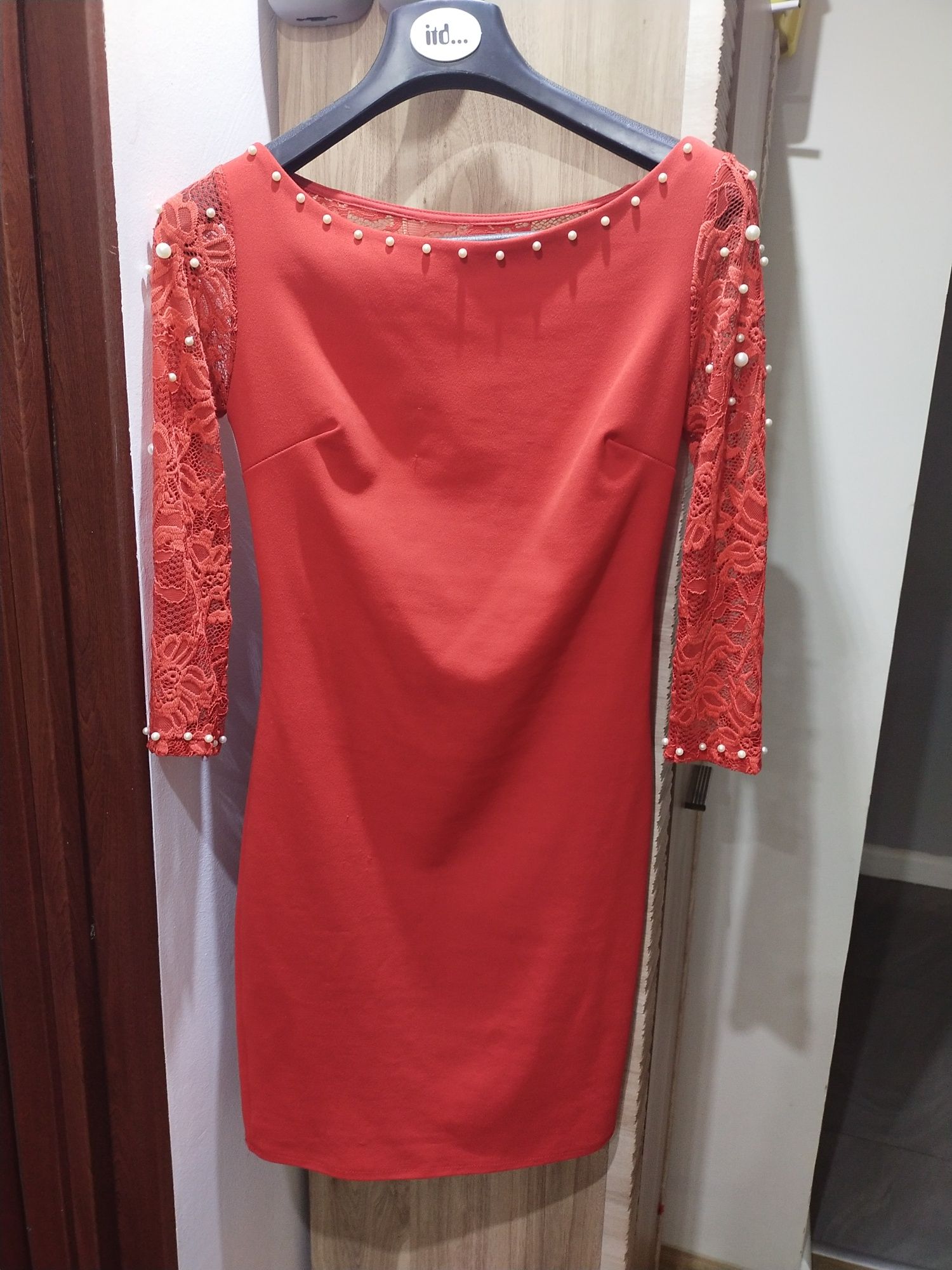Sukieneczka czerwona z ozdobami
