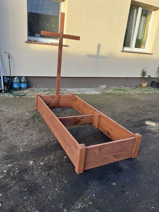 Tymczasowa obudowa grobu