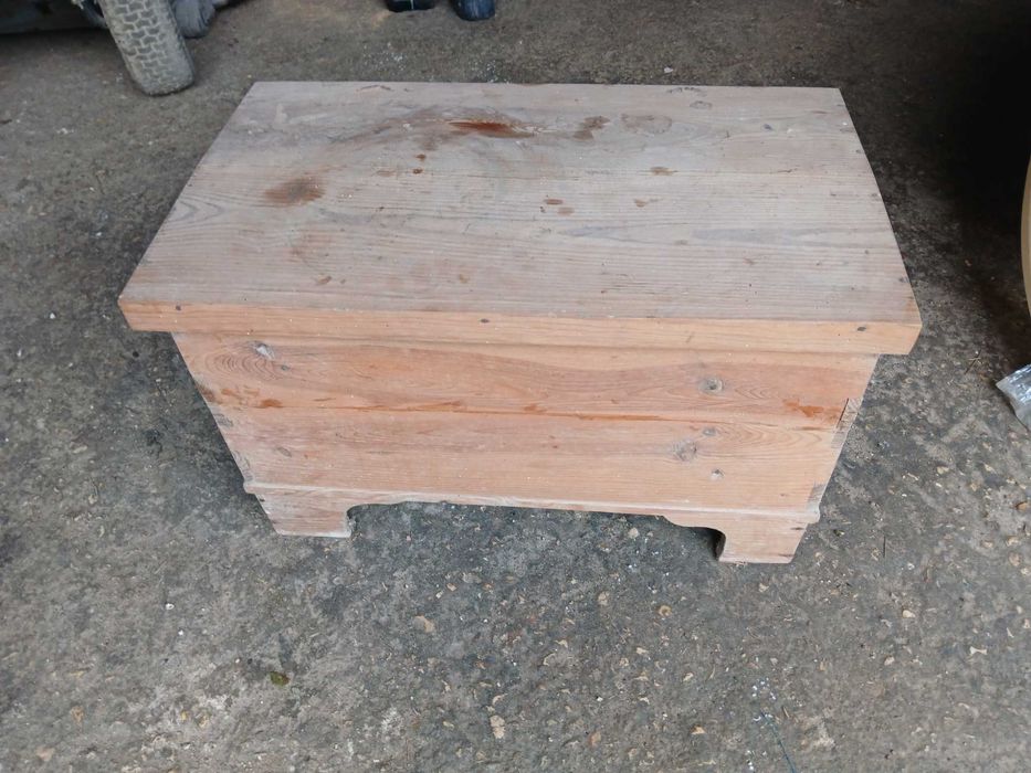 Arca de madeira antiga em pinho