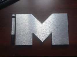 Aluminiowa Litera M lub W na ścianę meble