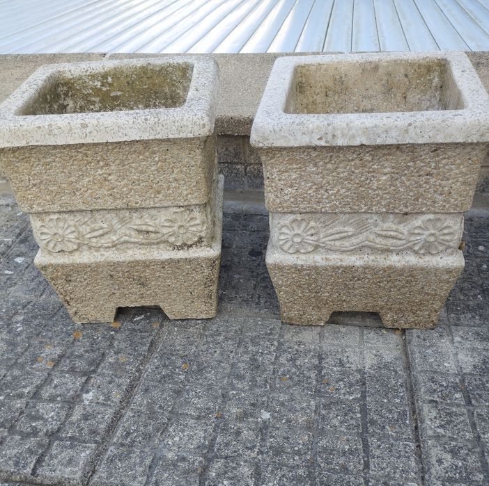 3 vasos quadrados, um vaso de canto e uma caixa de correio em muito bo