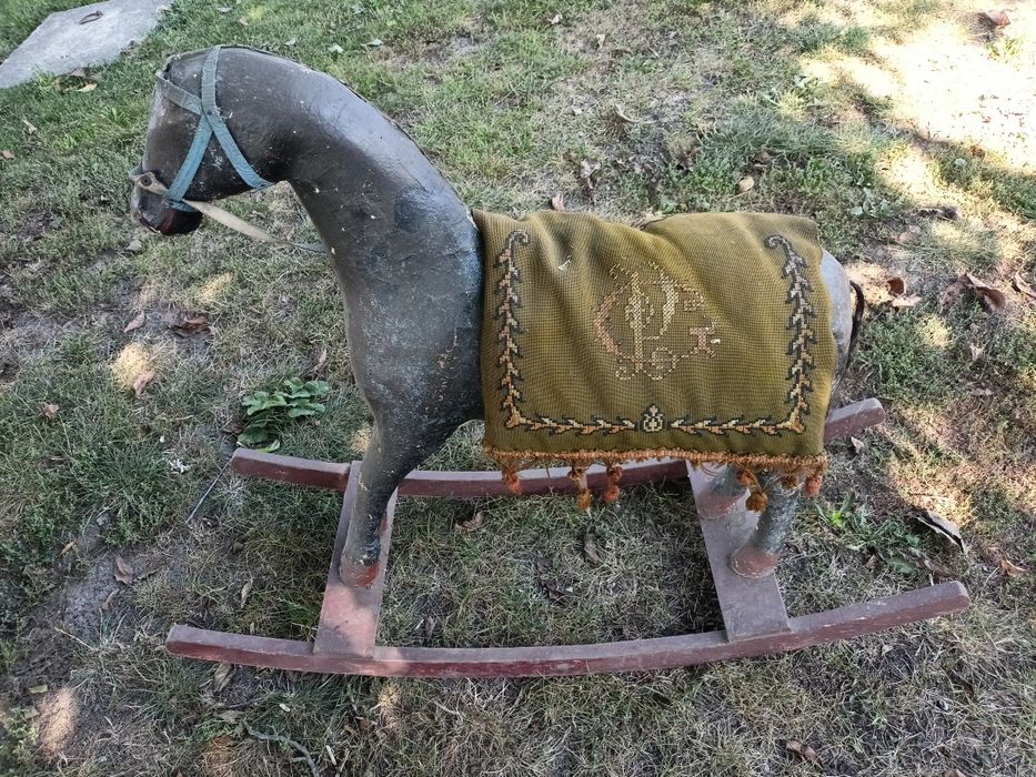 Retro zabawka tekturowy koń na biegunach muzeum zabawek metka